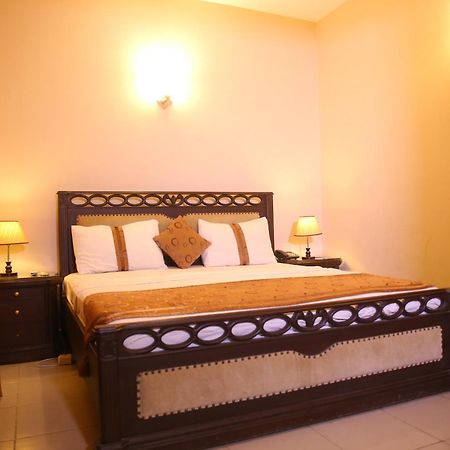 Royal Inn Hotel Karachi Buitenkant foto