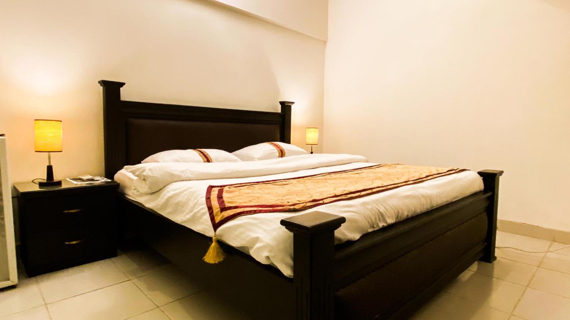 Royal Inn Hotel Karachi Buitenkant foto