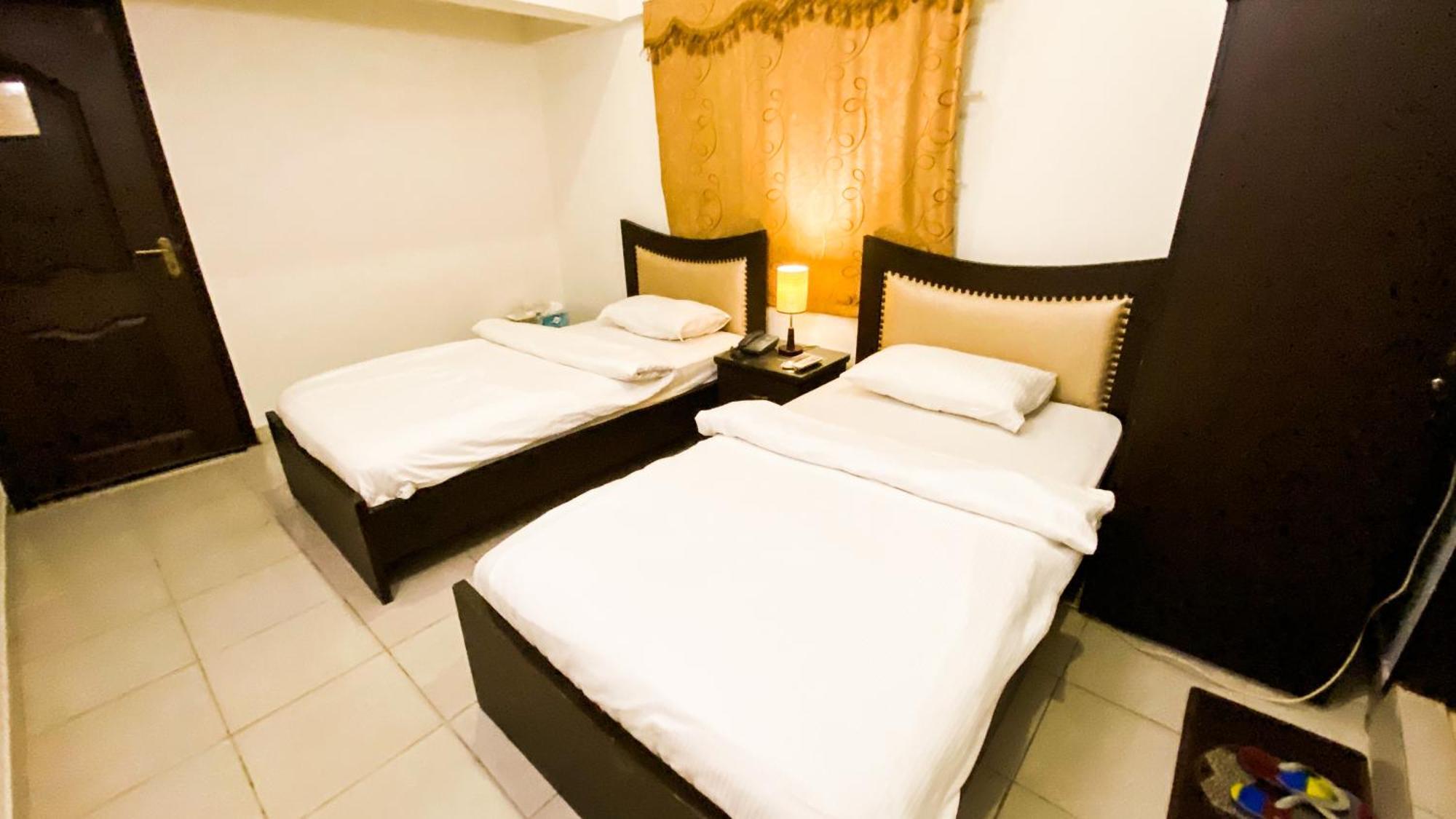 Royal Inn Hotel Karachi Buitenkant foto