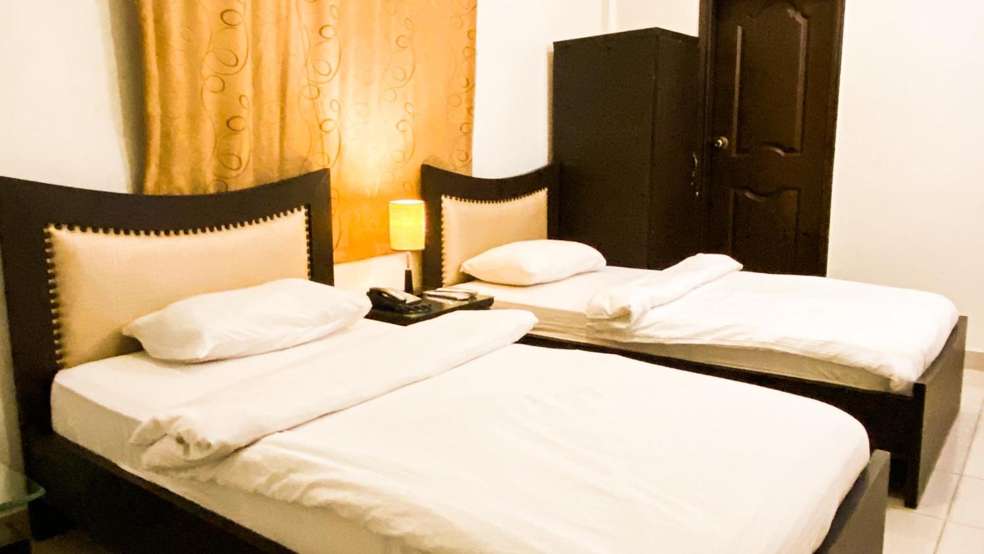 Royal Inn Hotel Karachi Buitenkant foto