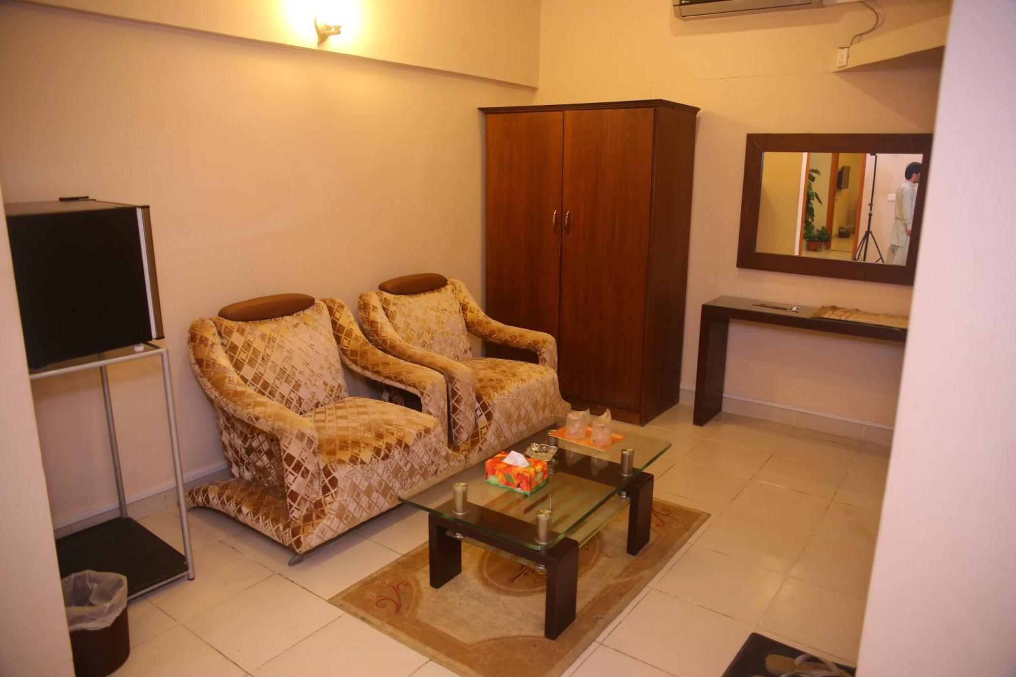 Royal Inn Hotel Karachi Buitenkant foto