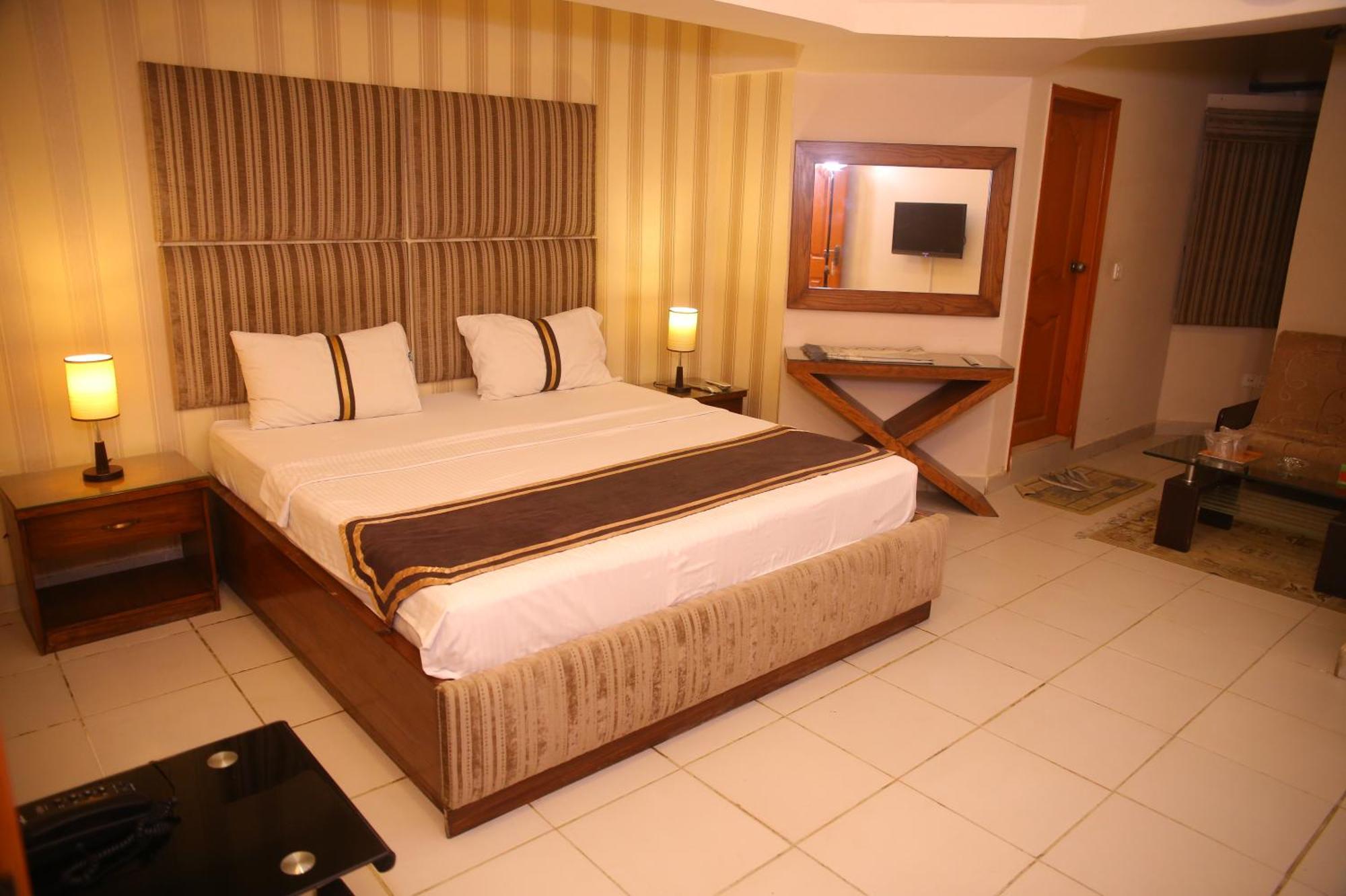 Royal Inn Hotel Karachi Buitenkant foto