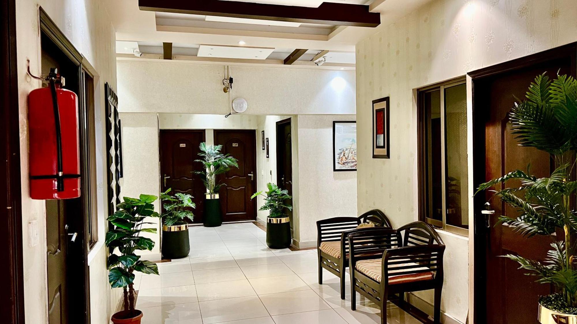 Royal Inn Hotel Karachi Buitenkant foto
