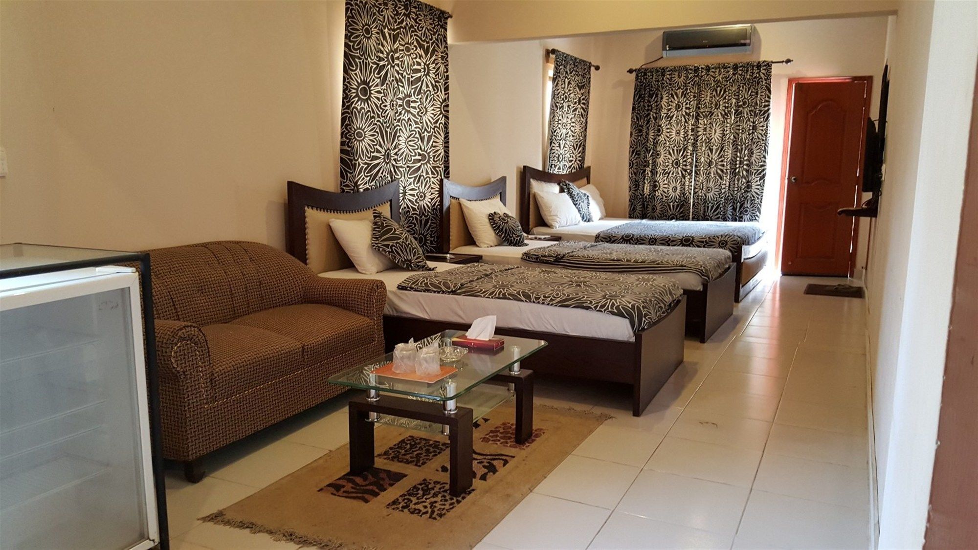 Royal Inn Hotel Karachi Buitenkant foto
