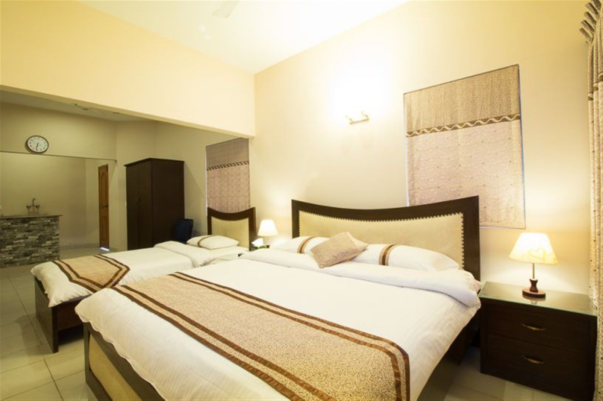Royal Inn Hotel Karachi Buitenkant foto