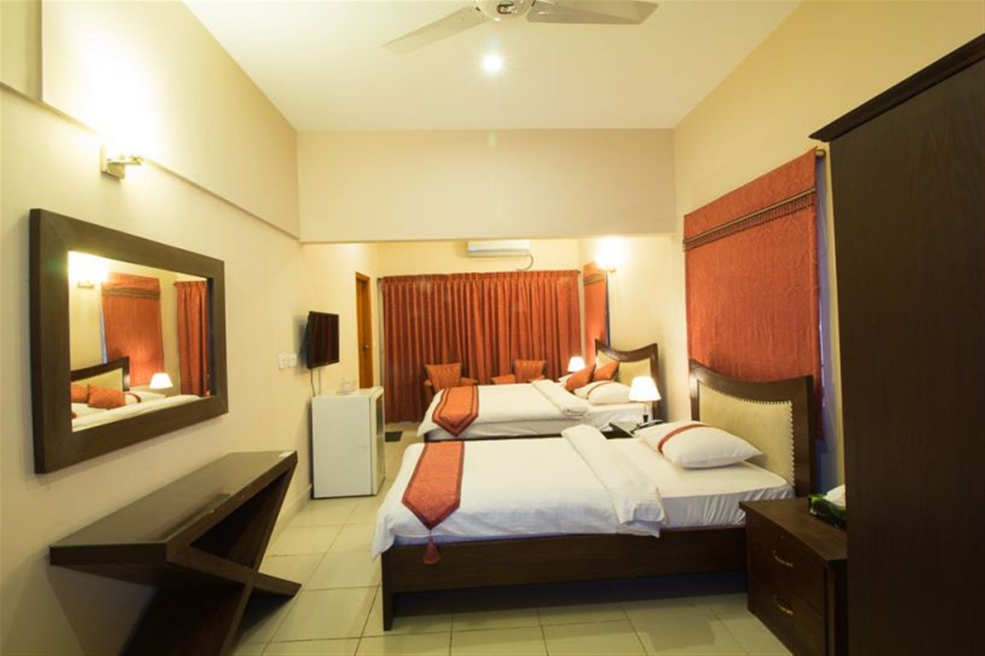 Royal Inn Hotel Karachi Buitenkant foto