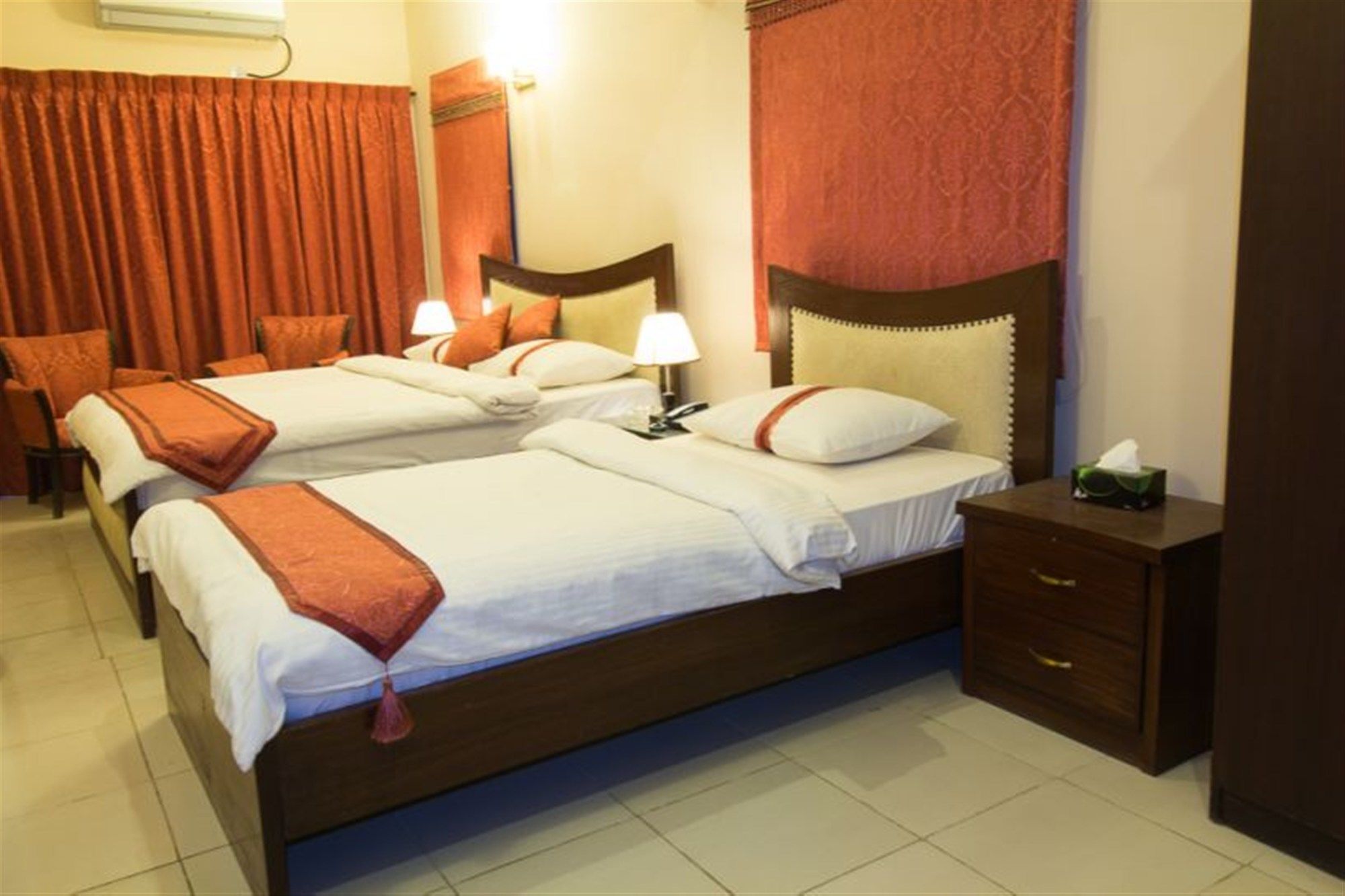 Royal Inn Hotel Karachi Buitenkant foto