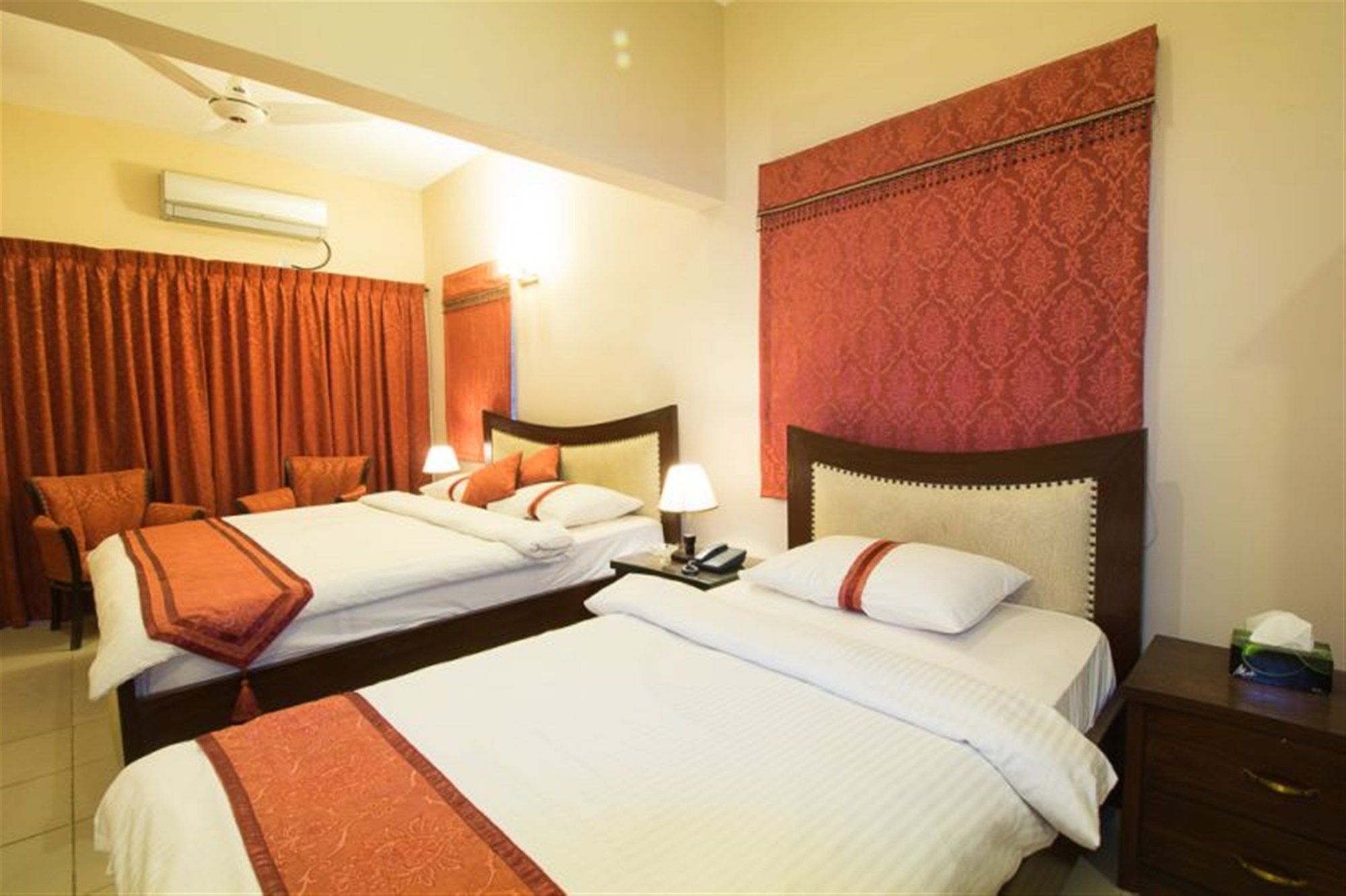 Royal Inn Hotel Karachi Buitenkant foto