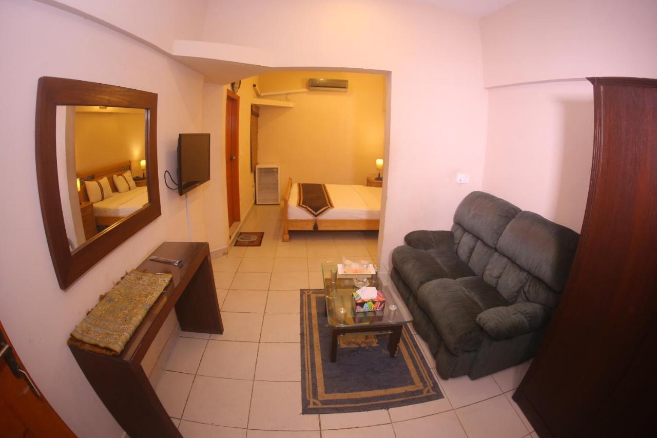 Royal Inn Hotel Karachi Buitenkant foto