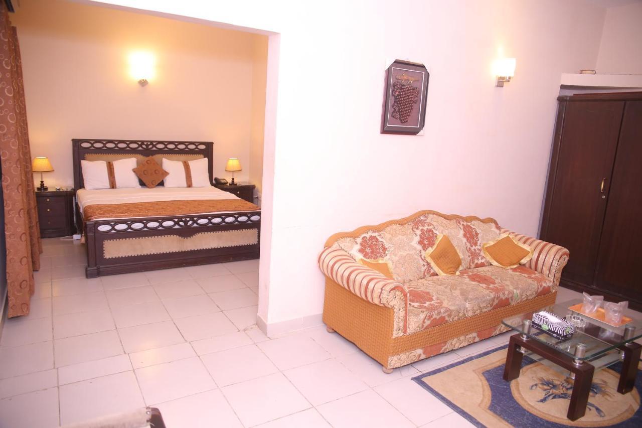 Royal Inn Hotel Karachi Buitenkant foto
